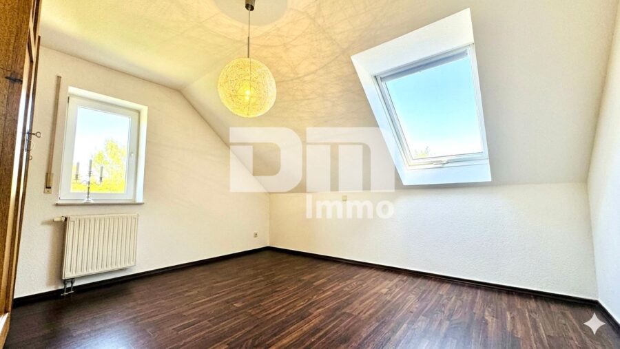Gepflegte Maisonette Wohnung mit Studio 2x Balkon und PKW Stellplatz in Traumlage - Ebene 1 Schlafzimmer
